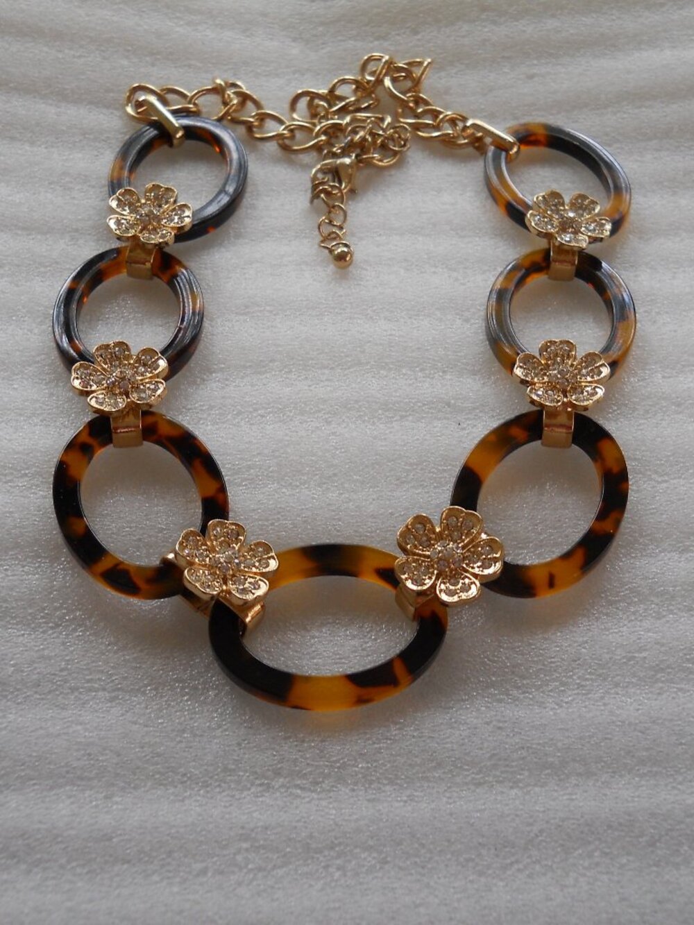 Tortoise Shell & Flower Necklace    830
